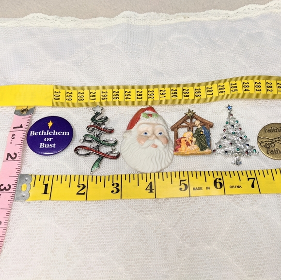 6 Brooch bundle Christmas Vtg. Santa Tree Religious Manger scene star rhinestone - Picture 10 of 10